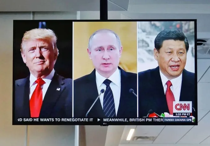 2017年CNN电视台分屏显示美国总统唐纳德·特朗普、俄罗斯总统弗拉基米尔·普京和中国国家主席习近平。